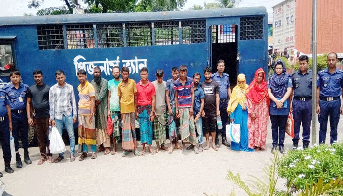 বেনাপোলে ১৪ পলাতক আসামি গ্রেপ্তার
