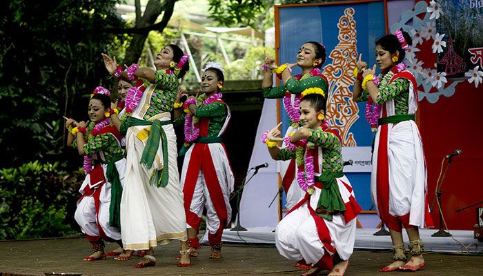 নৃত্যাক্ষের সম্মেলক পরিবেশনা। প্রবা ফটো 