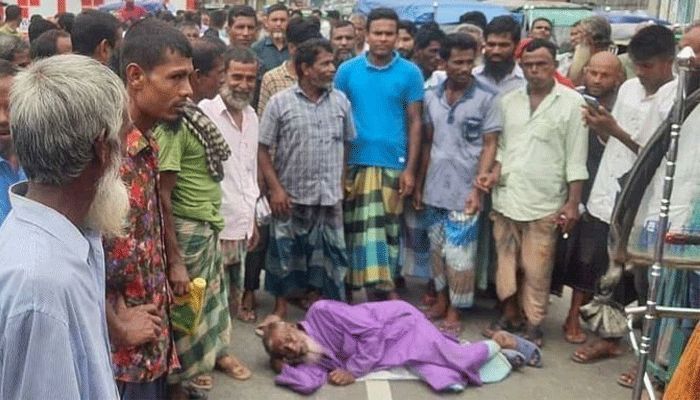 সড়কের মাঝপথে শুয়ে পড়েছেন কৃষক। ছবি : সংগৃহীত