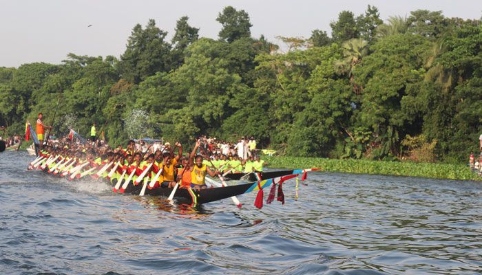 ইছামতীতে বর্ণিল নৌকাবাইচ