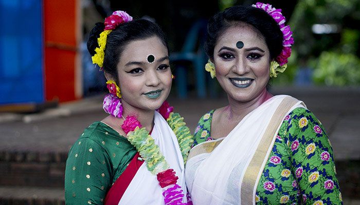 ফুলে-ফুলে সেজে এসেছিলেন নৃত্যশিল্পীরা। প্রবা ফটো 