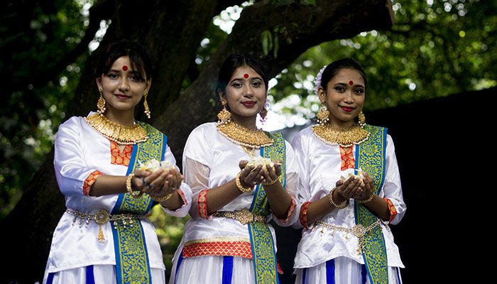 পারফরমেন্সের পর নৃত্যজনের শিল্পীরা। প্রবা ফটো
