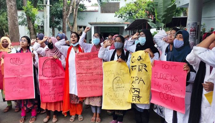 বরিশাল মেডিকেল কলেজ শিক্ষার্থীদের ক্লাস বর্জন 