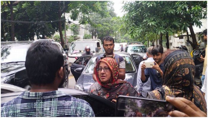 কাঁদতে কাঁদতে সুচরিতা বললেন, ‌‘আমাকে তৈরি করেছেন গাজী ভাই’