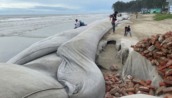 উত্তাল সাগর : কক্সবাজার সৈকতে তীব্র ভাঙন 