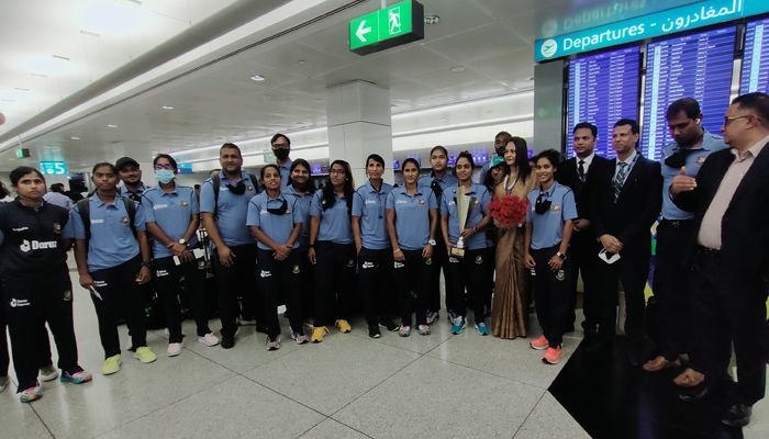 দুবাই বিমানবন্দরে জাতীয় নারী ক্রিকেট দলকে সংবর্ধনা