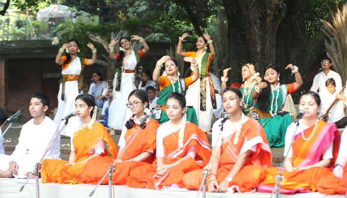 রাত পোহালো শারদ প্রাতে
