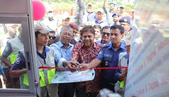 কক্সবাজারের সমুদ্রসৈকতে ফিতা কেটে ব্রেস্ট ফিডিং কর্নার উদ্বোধন করা হয়। ছবি : প্রবা