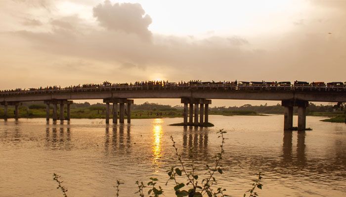 ধলেশ্বরী নদীর তীরে ...