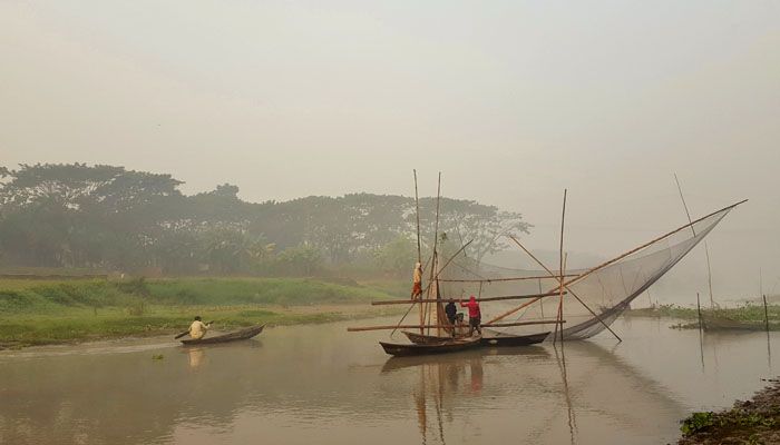 ধলেশ্বরী নদীর তীরে ...