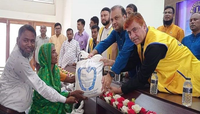 যমুনা নদীর ভাঙনকবলিত হতদরিদ্র ৩০০ পরিবারের মাঝে খাদ্যসামগ্রী বিতরণ।