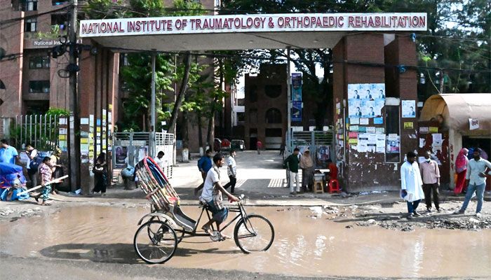 অর্থোপেডিক হাসপাতালের সামনে জলাবদ্ধতা