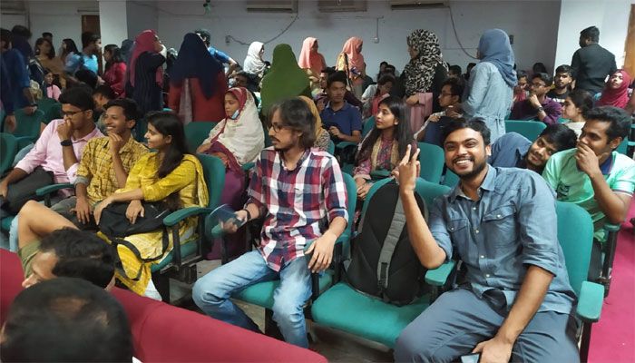 জবিতে ‘পরাণ’ দেখতে দর্শকের ভিড়