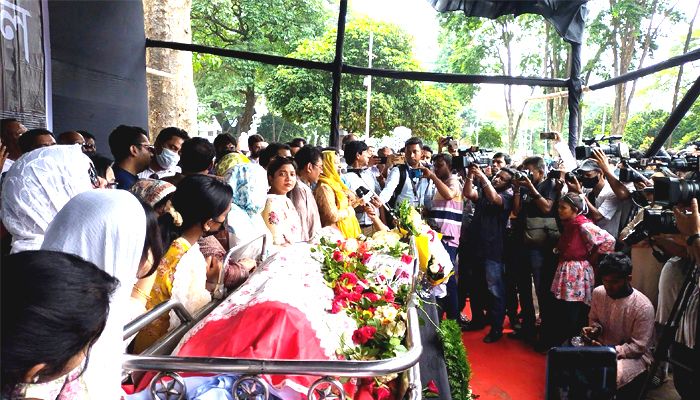 গাজী মাজহারুল আনোয়ারকে শ্রদ্ধা জানাতে মানুষের ঢল