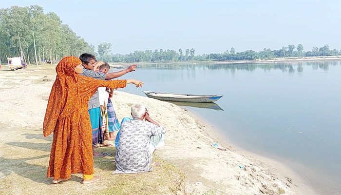 বাবার মরদেহের আশায় নদীর তীরে ঘুরে ফিরছেন তপন