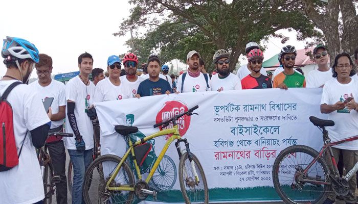 ভূপর্যটক রামনাথের বাড়ির পথে বাইসাইকেল শোভাযাত্রা