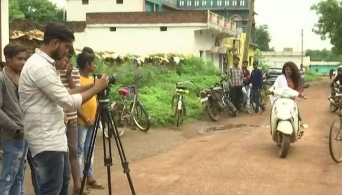 যে গ্রামের ৩৩ শতাংশ মানুষ ইউটিউবার