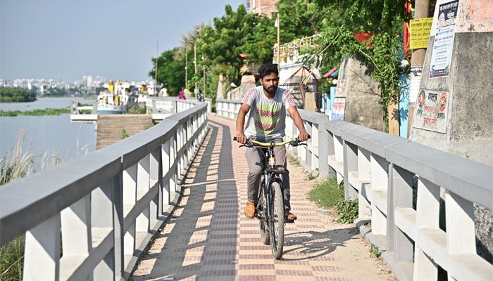 তুরাগ তীরে ওয়াকওয়ে নির্মাণের ফলে মানুষ এক প্রান্ত থেকে অন্য প্রান্তে হেঁটে চলাচল করতে পারছে।