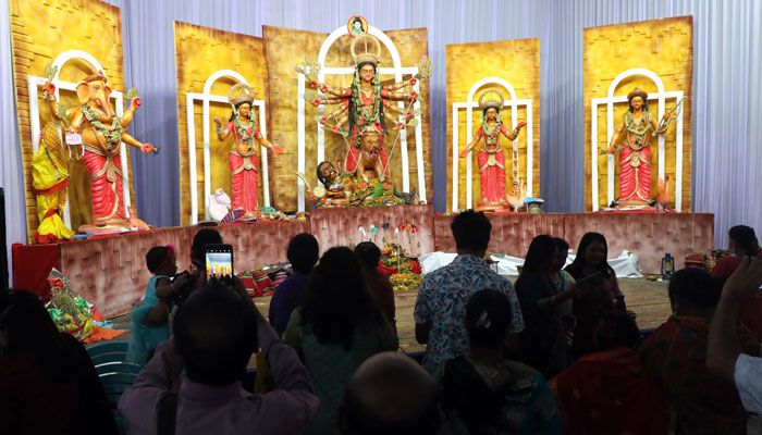 পুরান ঢাকার শাঁখারী বাজারের প্রতিদ্বন্দ্বী পূজা কমিটি।