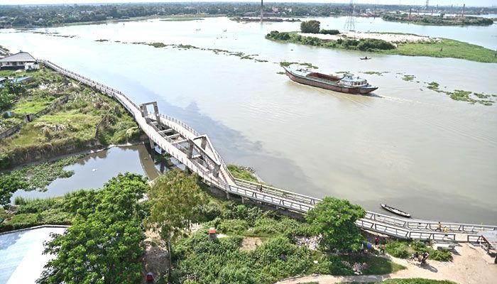 তুরাগ তীরে ওয়াকওয়ে নির্মাণের ফলে বদলে গেছে দুইপাড়ের চিত্র।