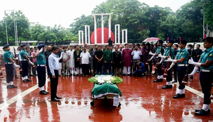 সাংবাদিক তোয়াব খানকে গার্ড অব অনার