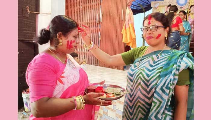 শারদ উৎসবের শেষ দিনে সিঁদুর খেলায় বধূরা