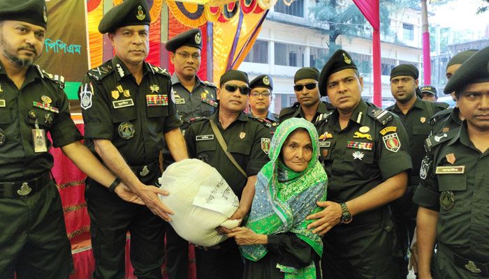 দুর্যোগের সময় মানুষের পাশে আছে র‌্যাব: মহাপরিচালক