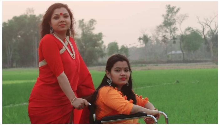 পূজায় ‘আলো আমার আলো’