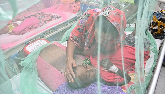 ডেঙ্গুতে আক্রান্ত হয়ে ঢাকা শিশু হাসপাতালে চিকিৎসাধীন এক শিশু। ছবি : প্রবা
