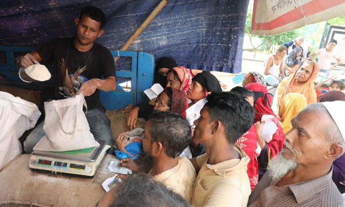 আটার চাহিদা বৃদ্ধিতে ওএমএস ট্রাক সেলে আটা নিতে মানুষের ভিড়। ছবিটি পুরান ঢাকার বাংলাদেশ মাঠের সামনে থেকে তোলা। 