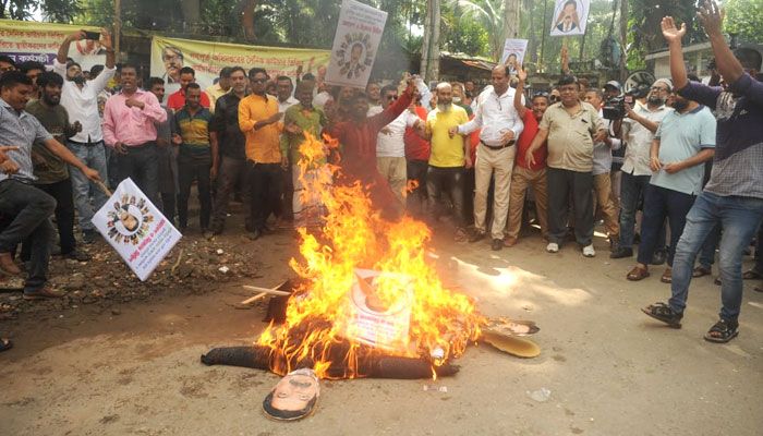 রাঙ্গার কুশপুত্তলিকায় জুতাপেটা করে আগুন