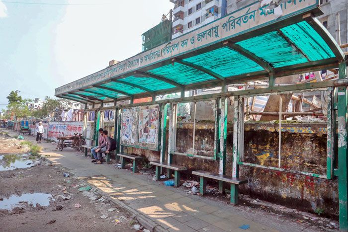 রাজধানীর বেশিরভাগ সড়কের অব্যবস্থাপনার কারণে যাত্রী ছাউনির বেহাল অবস্থা। ময়লা-আবর্জনা ও দুর্গন্ধে ছাউনিগুলো ব্যবহারের অনুপযোগী হয়ে পড়েছে। ছবিটি মালিবাগ এলাকা থেকে তোলা 