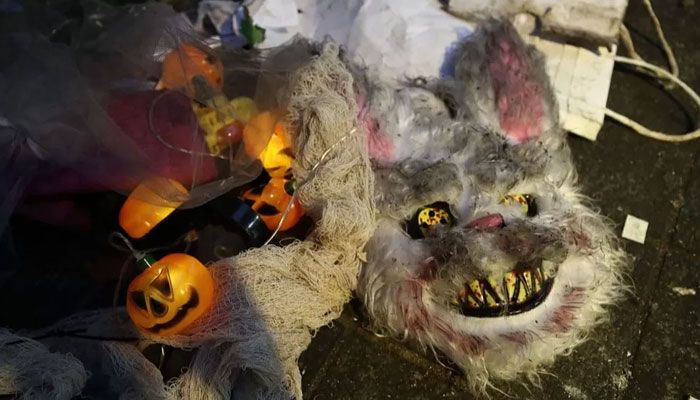 ঘটনাস্থলে পড়ে আছে দুর্ঘটনার শিকারদের হ্যালোইন উৎসবে পরা মুখোশ। ছবি: বিবিসি