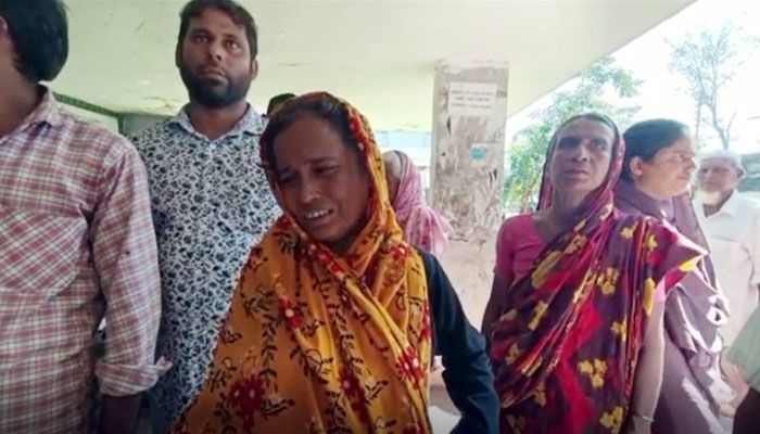মেয়েকে হারিয়ে মায়ের আহাজারি। ছবি : প্রবা