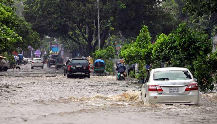 রাজধানীতে স্বাভাবিক হয়নি বিদ্যুৎ সরবরাহ, কাটেনি জলাবদ্ধতা
