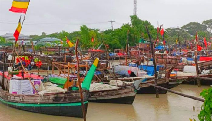 ঘাটে ভেড়ানো মাছ ধরার নৌকা। ছবি : প্রবা