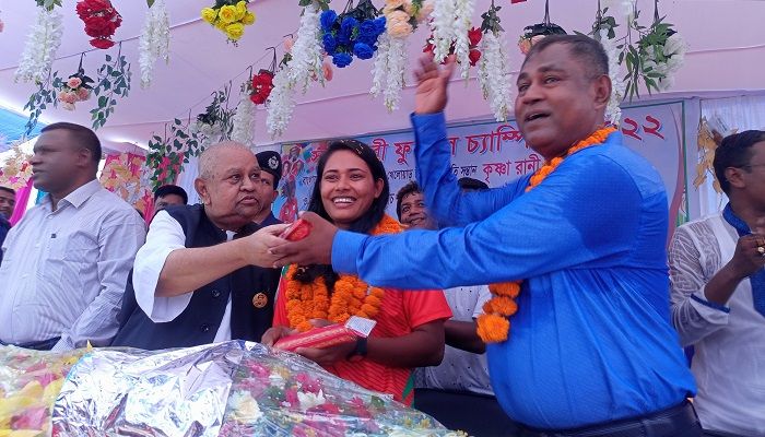 নিজ এলাকায় সংবর্ধনা পেলেন সাফজয়ী নারী দলের কোচ ও খেলোয়াড়রা