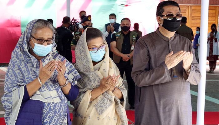 বঙ্গবন্ধুর সমাধিতে প্রধানমন্ত্রীর শ্রদ্ধা