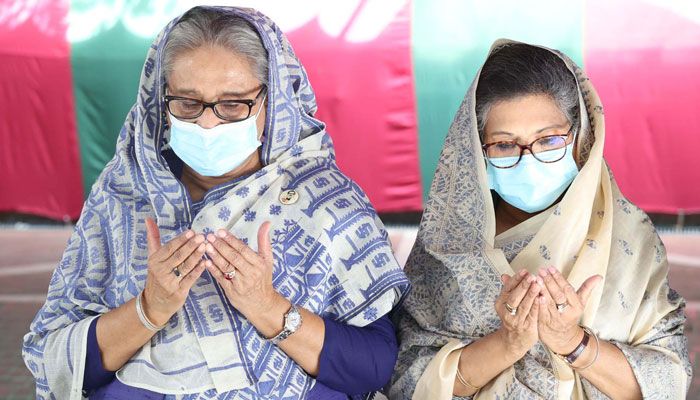বঙ্গবন্ধু শেখ মুজিবুর রহমানের সমাধিতে পুষ্পস্তবক অর্পণ শেষে প্রধানমন্ত্রী শেখ হাসিনা ও শেখ রেহানা মোনাজাত করেন। 