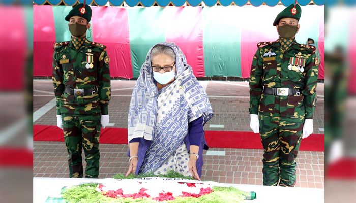 টুঙ্গিপাড়ায় বঙ্গবন্ধুর সমাধিতে প্রধানমন্ত্রীর শ্রদ্ধা