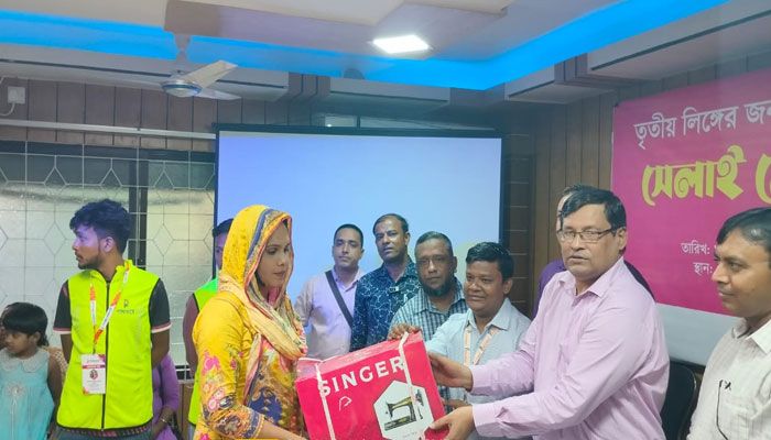 হিজড়াদের স্বনির্ভর করতে সেলাই মেশিন দিচ্ছে ‘পাথওয়ে’  