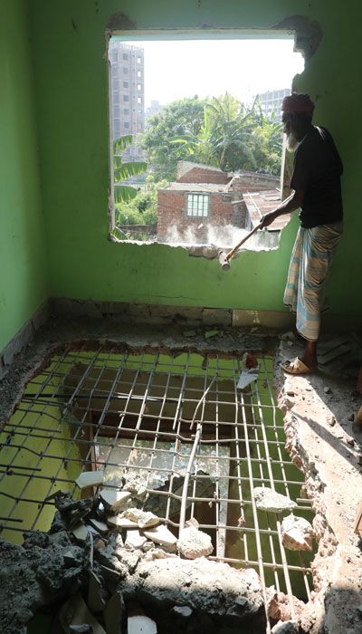 হাজারীবাগের মাহদীনগর আবাসিক এলাকার কালু নগরের বুড়িগঙ্গার আদি চ্যানেলের উপর স্থাপনা দোতলা একটি ভবনের এক ইউনিট ভবনের মালিক নিজ উদ্যেগে ভেঙ্গে ফেলছেন। 