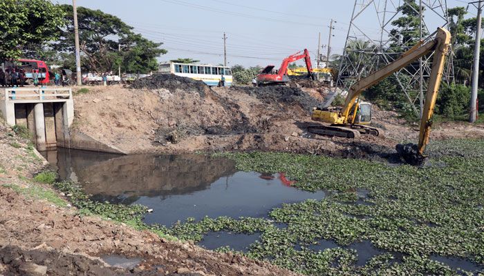 বুড়িগঙ্গার আদি চ্যানেল হাজারীবাগের মাহদীনগর আবাসিক এলাকার নদীর নাব্যতা জন্য মাটি তুলছেন বিআইডব্লিউটিএ। 
