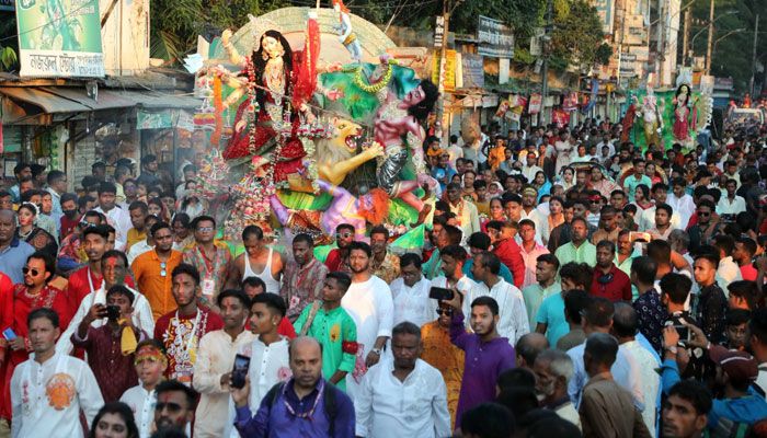 বিসর্জনের জন্য শোভাযাত্রা করে দেবীকে ওয়াইজঘাটে আনা হয়। 