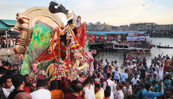 বিসর্জনের জন্য বুড়িগঙ্গা নদীতে নৌকা করে নিয়ে যাওয়া হচ্ছে।