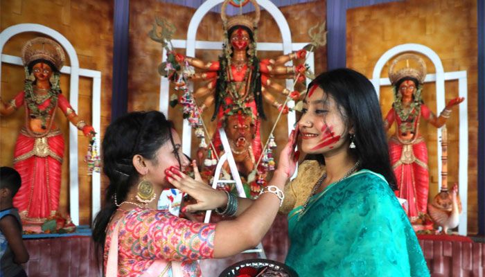 মণ্ডপে মণ্ডপে একে অপরকে সিঁদুর মেখে দিচ্ছেন।