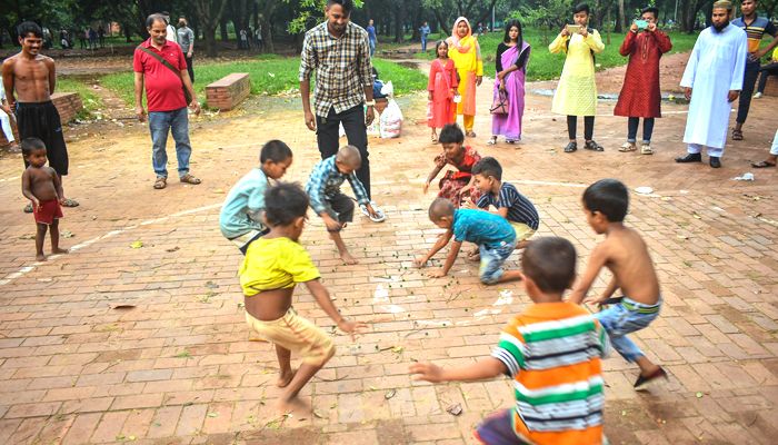 খেলাধুলার আনন্দে মেতে উঠল পথশিশুরা 
