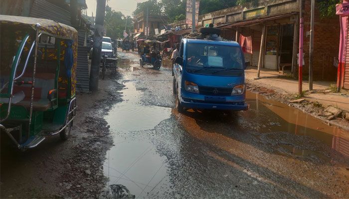 খানাখন্দে ভরা প্রধান সড়ক, দুর্ঘটনা প্রতিদিন