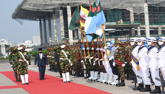 হযরত শাহজালাল আন্তর্জাতিক বিমানবন্দরে ব্রুনাই দারুসসালামের সুলতান হাজী হাসানাল বলকিয়াহ মুইজ্জাদ্দিন ওয়াদ্দৌলাহকে গার্ড অব অনার দেওয়া হয়। বঙ্গভবন ফটো