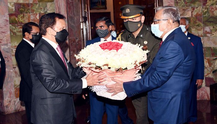 ব্রুনাই দারুসসালামের সুলতান হাজী হাসানাল বলকিয়াহ মুইজ্জাদ্দিন ওয়াদ্দৌলাহ বঙ্গ ভবনে আসলে তাকে ফুল দিয়ে স্বাগত জানান রাষ্ট্রপতি মো. আব্দুল হামিদ। বঙ্গভবন ফটো